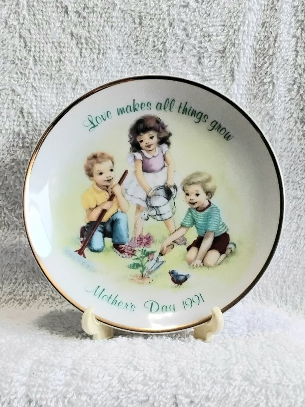 Vintage & Immaculate 5 1/4" Mother's Day Plate 1991 With Display Stand by Avon!!